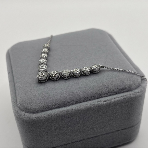 0.50 CT Natural Diamond Chevron Sterling Silver Necklace - Picture 4 of 6